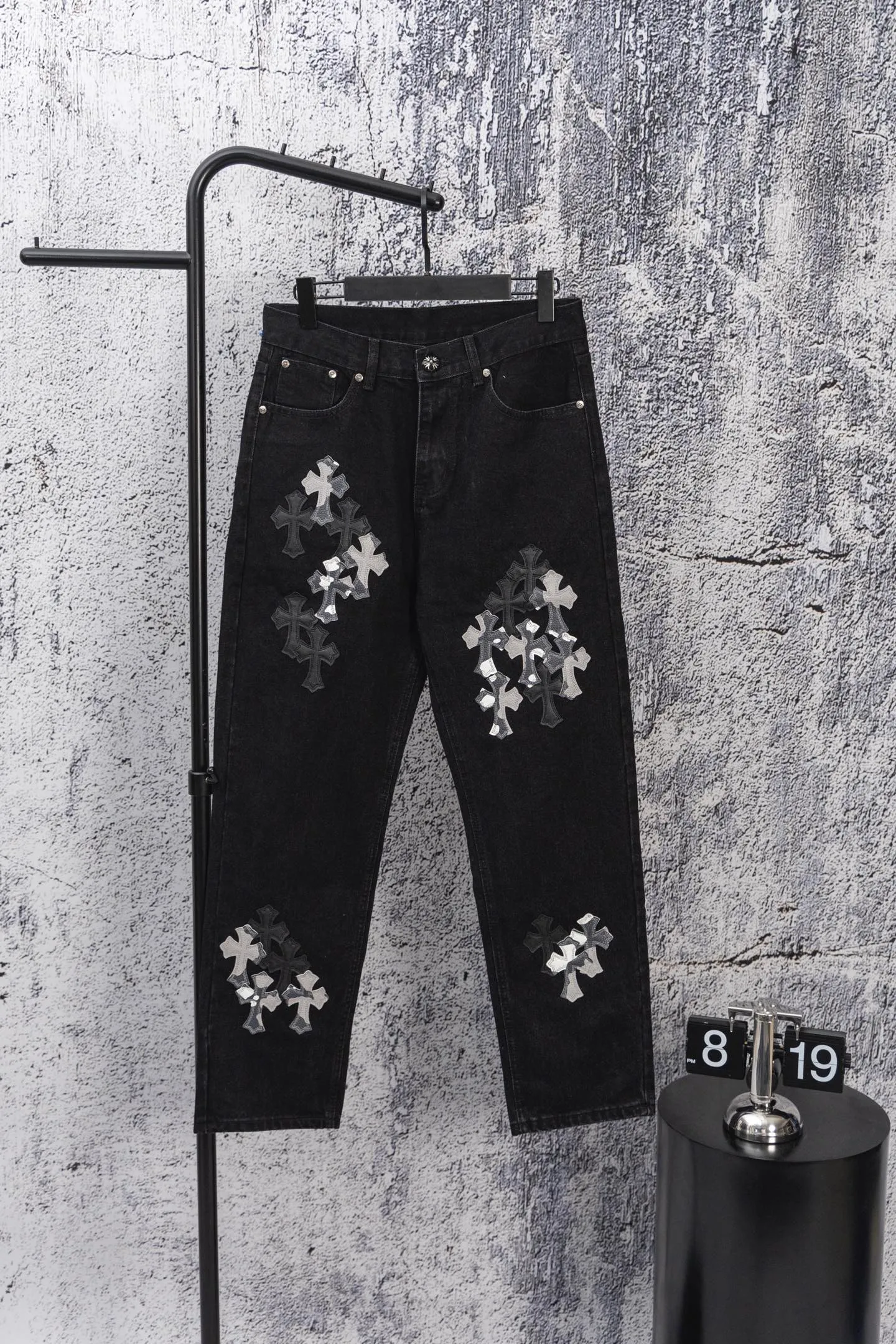 P250 chrome hearts new gray and black gradient cross patchwork leather black jeans vi Top heavy industry fashionable design] Consistent high street luxury style creation. Speaking of this style, the Zangyin family and GU family are definitely the leading representative brands. Especially the Zangyin family has really achieved a state-of-the-art effect in creating high street style. The unique washed material is used to create this style. The color system is quite eye-catching. After it is decorated with patchwork cross flowers, it cleverly highlights the charm of the brand. Secondly, this style uses classic The classic high-waist cutting design highlights the long legs and fashionable temperament of the upper body. The brand is highly recognizable and the slim fit configuration is more suitable for daily wear. It is a product that interprets personality, fashion, and specifications at a glance. This single product is enough to make any fan excited. It can be a white T-shirt for youthful preppy style, or a tight suspender for lady style. It has strong matching ability and can be easily controlled by men.  [Materials and craftsmanship] Needless to say, this point goes without saying. As an excellent craftsman brand, Zangyin’s requirements for details and craftsmanship are really perfect. The washed color of this model has gone through so many processes, not to mention the embellishment of denim appliques. It is also purely hand-made and sewn. Just like what they believe in, only hand-made things have soul and have the meaning of wear. A top-notch heavy-duty fashionable denim item, I look forward to your perfect interpretation! !  Size: 28-36 Color: black